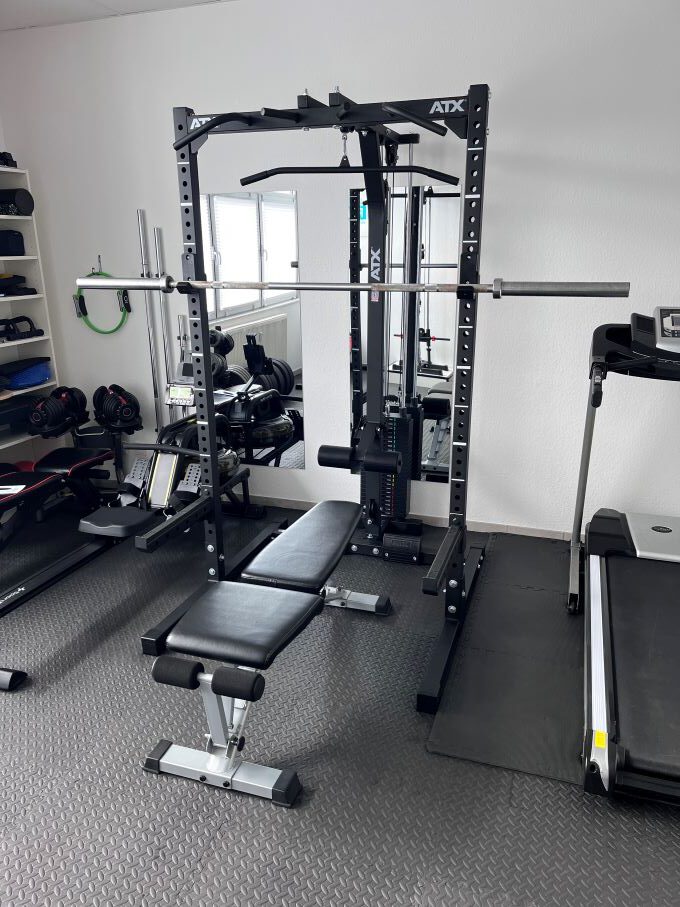 Fitnessraum Hantelbank mit Powerrack