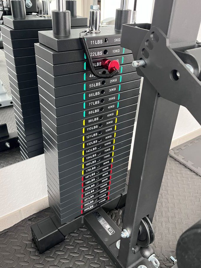 Fitnessraum Steckgewichte Powerrack